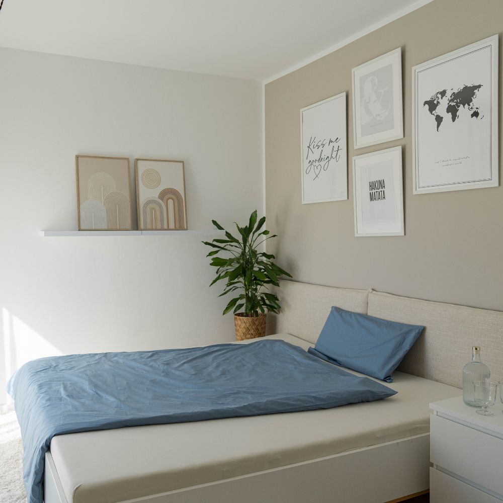 Helles Schlafzimmer mit Bett in nebelblauer Perkal-Bettwäsche aus Bio-Baumwolle