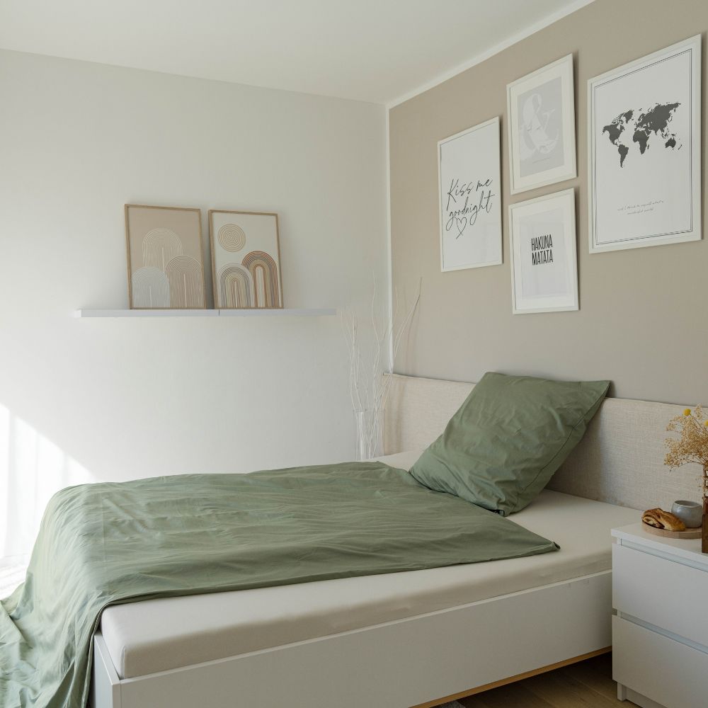 Helles Schlafzimmer mit Bett in olivgrüner Perkal-Bettwäsche aus Bio-Baumwolle