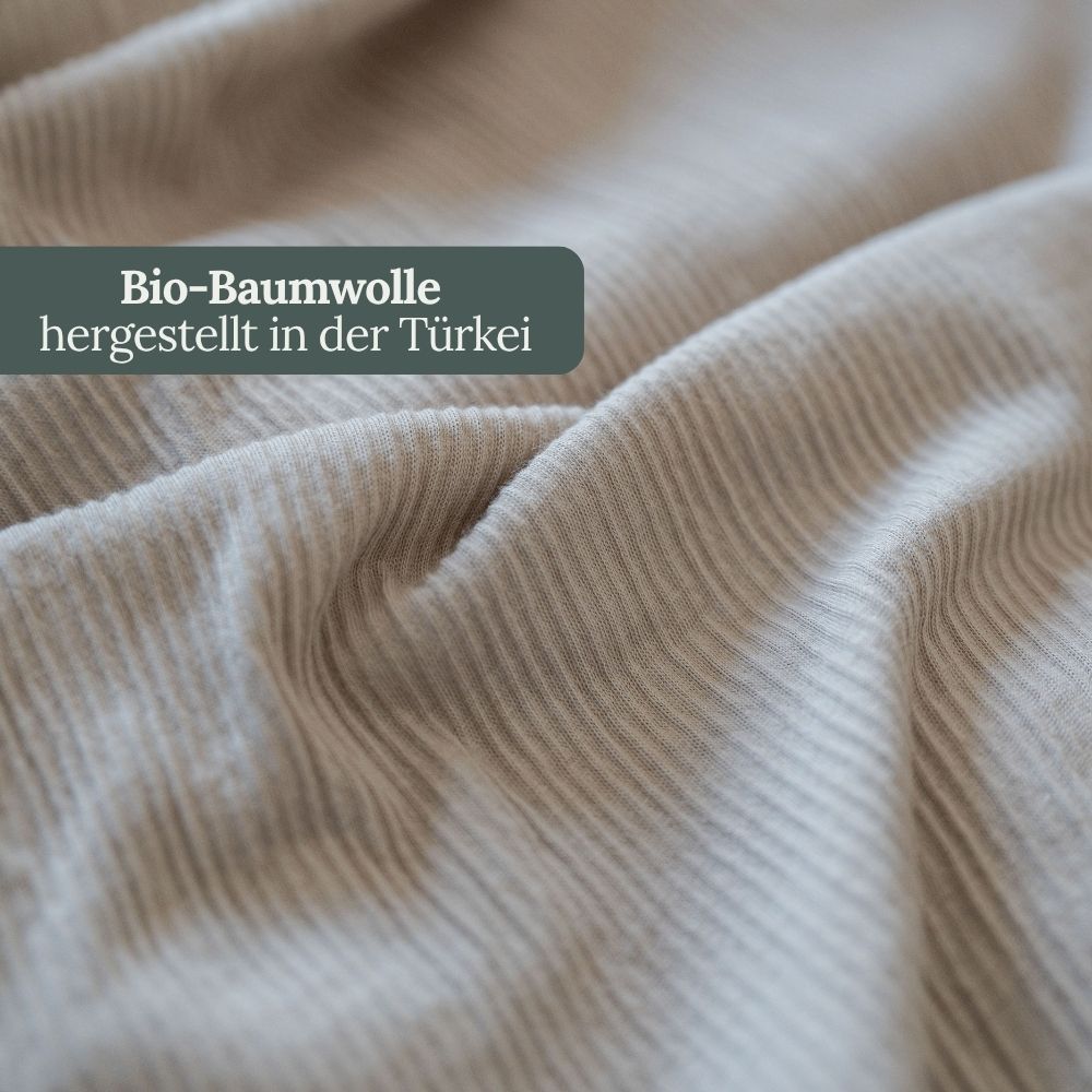 Nahaufnahme der Rippenstruktur von taupefarbener Bettwäsche aus Bio-Baumwolle, hergestellt in der Türkei