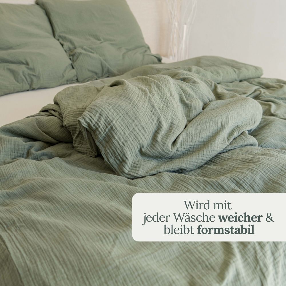 Bett mit olivgrüner Musselin-Bettwäsche – wird mit jeder Wäsche weicher und bleibt formstabil